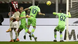 Bek AC Milan, Theo Hernandez (kiri) saat mencetak gol lewat sundulan ke gawang Lazio pada pertandingan lanjutan Liga Serie A Italia di stadion San Siro di Milan, Italia, Kamis (24/12/2020). Theo mencetak gol dramatis pada menit ke-92 dan mengantar Milan menang tipis atas Lazio 3-2. (AP Photo / Luca