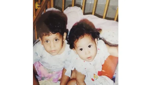 Begini potret Pevita Pearce saat masih bayi bersama sang kakak, begitu menggemaskan.