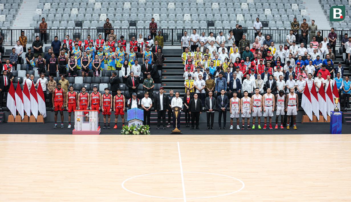 <p>Presiden Republik Indonesia, Joko Widodo (tengah) memberikan sambutan saat acara peresmian Indonesia Arena pada Senin (07/08/2023) di Senayan, Jakarta. (Bola.com/Bagaskara Lazuardi)</p>