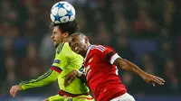 Gelandang Manchester United, Ashley Young (kanan) berebut bola udara dengan bek CSKA Moscow, Georgy Shchennikov pada liga champions di stadion Old Trafford,Inggris (3/11). Manchester United menang atas CSKA Moscow dengan skor 1-0. (Reuters/Darren Staples)