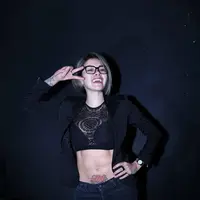 Janda dua anak itu tidak keberatan dengan dua pria yang menyentuh payudaranya. Niki melihat bahwa kedua pria tersebut kerap tampil feminim. (Nurwahyunan/Bintang.com)