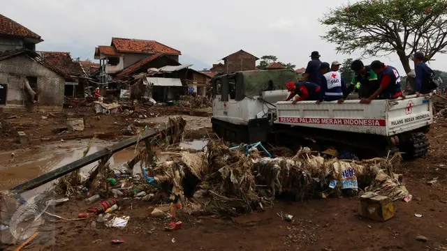 20160923-Hagglund PMI Bantu Evakuasi Korban Banjir Bandang di Garut-Jawa Barat