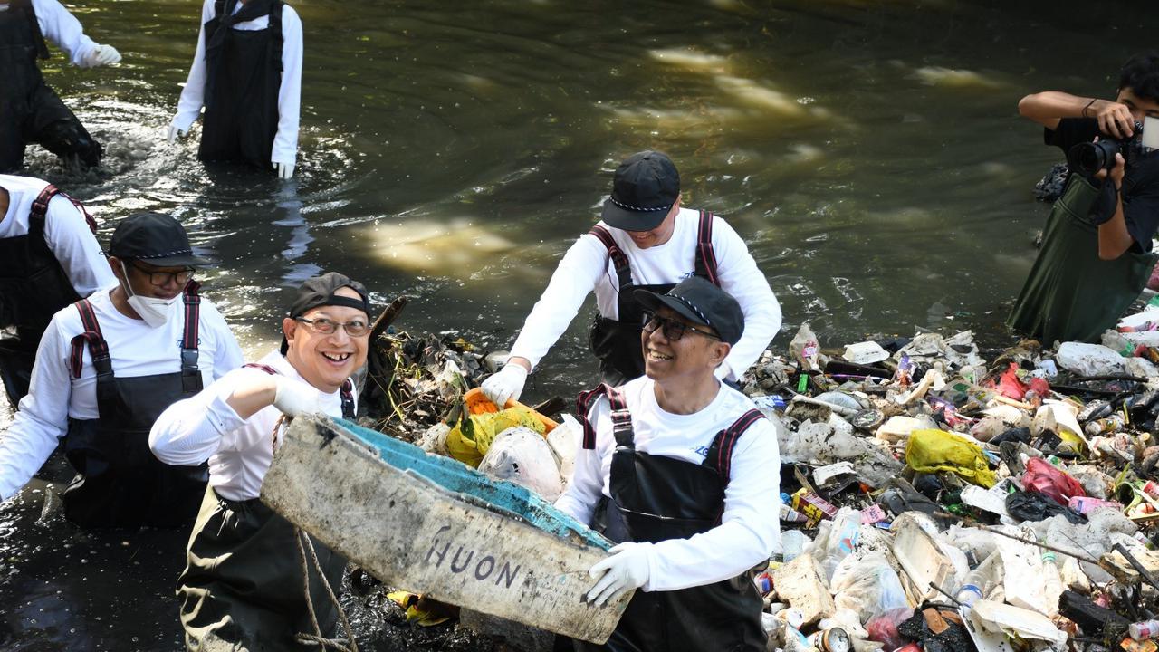Telkom Gandeng Pandawara Dalam Aksi River Clean Up di Sungai Cioray Bandung