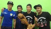 Bola.com merekam perayaan Persib Bandung di ruang ganti SUGBK, setelah Maung Bandung juara Piala Presiden.