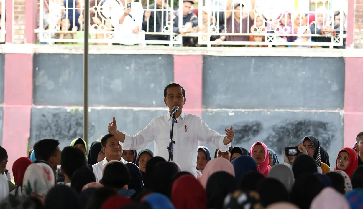 Presiden Joko Widodo memberi sambutan saat menemui ibu-ibu penerima program Membina Keluarga Sejahtera (Mekaar) di Garut, Jawa Barat, Jumat (18/1). Warga bisa mendapat pinjaman Rp 2 juta-Rp 10 juta dari program Mekaar. (Liputan6.com/Angga Yuniar)