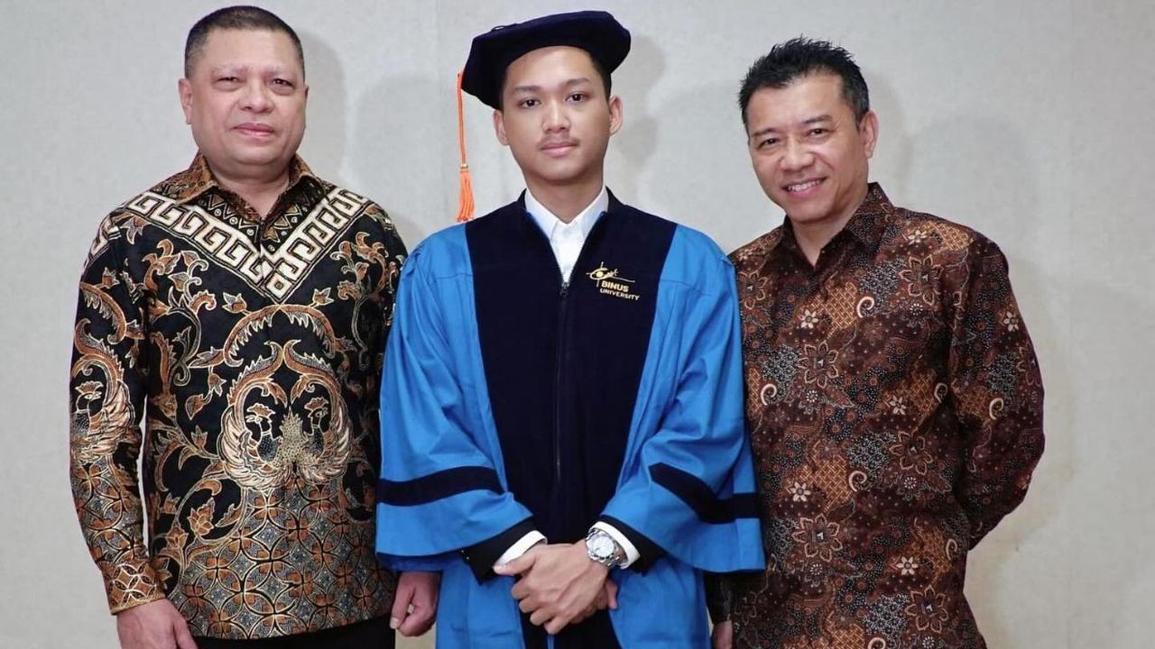 Raul Lemos juga ikut menyampaikan selamat dan kebanggaannya buat Azriel yang telah lulus menjadi sarjana.<br>