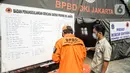 Sejumlah petugas mendata tabung oksigen yang akan didistribusikan di Posko Rescue Oxygen, Monas, Jakarta, Senin (5/7/2021). Tabung oksigen yang kosong akan dibawa oleh armada truk dan petugas Pemprov DKI Jakarta ke tempat pengisian di kawasan Cilegon. (Liputan6.com/Faizal Fanani)