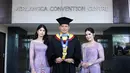 Keselarasan busana Annisa Pohan dan sang putri, Almira Tunggadewi Yudhoyono, mencuri perhatian saat menghadiri wisuda Agus Harimurti Yudhoyono (AHY) di Universitas Airlangga, Surabaya.  [@agusyudhoyono].