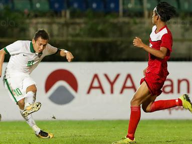 Gelandang Timnas Indonesia U-19, Egy Maulana Vikri (kiri)  dua kali membobol gawang Filipina U-19 pada laga Piala AFF U-18 di Stadion Thuwunna, Myanmar, Kamis (7/9/2017). Egy Maulana menjadi topskorer sementara dengan 4 gol. (Liputan6.com/Yoppy Renato)