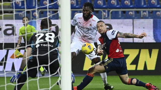 Zlatan Ibrahimovic Menggila Bikin 2 Gol, AC Milan Bungkam Cagliari