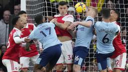 Pemain Arsenal dan Brentford berebut bola pada laga Liga Inggris di Stadion Emirates, London (11/2/2023). Mereka ditahan imbang Brentford dengan skor 1-1. (AP Photo/Frank Augstein)