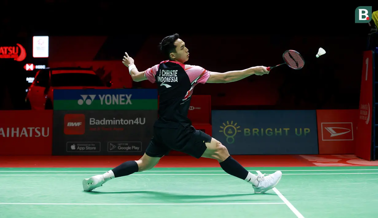Usai interval, Jonatan Christie mampu menjaga keunggulannya dan terus memimpin 17-15 setelah memenangi reli panjang selama 51 pukulan. Usai itu empat poin beruntun berhasi dituntaskannya untuk merebut game pertama 21-15. (Bola.com/M Iqbal Ichsan)