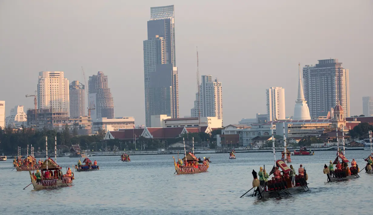 Sejumlah kapal mengikuti prosesi Royal Barge di Sungai Chao Phraya, Bangkok, Kamis (12/12/2019). Acara ini merupakan prosesi akhir penobatan Raja Thailand Maha Vajiralongkorn. (AP Photo/Sakchai Lalit)
