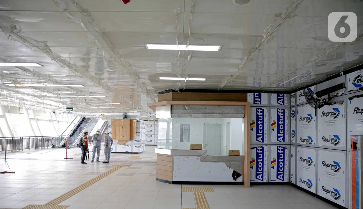 Petugas mengecek kesiapan stasiun LRT TMII, Jakarta, Rabu (11/11/2020). Tes dilakukan mulai dari uji kelayakan hingga kebisingan. Ditargetkan LRT Jabodebek beroperasi pertengahan 2022. (Liputan6.com/Faizal Fanani)