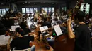 Sejumlah remaja berlatih orchestra untuk persiapan penampilan konser A Night of Light di Gripastudio, Jakarta, Sabtu (4/11/2023). (Liputan6.com/Herman Zakharia)