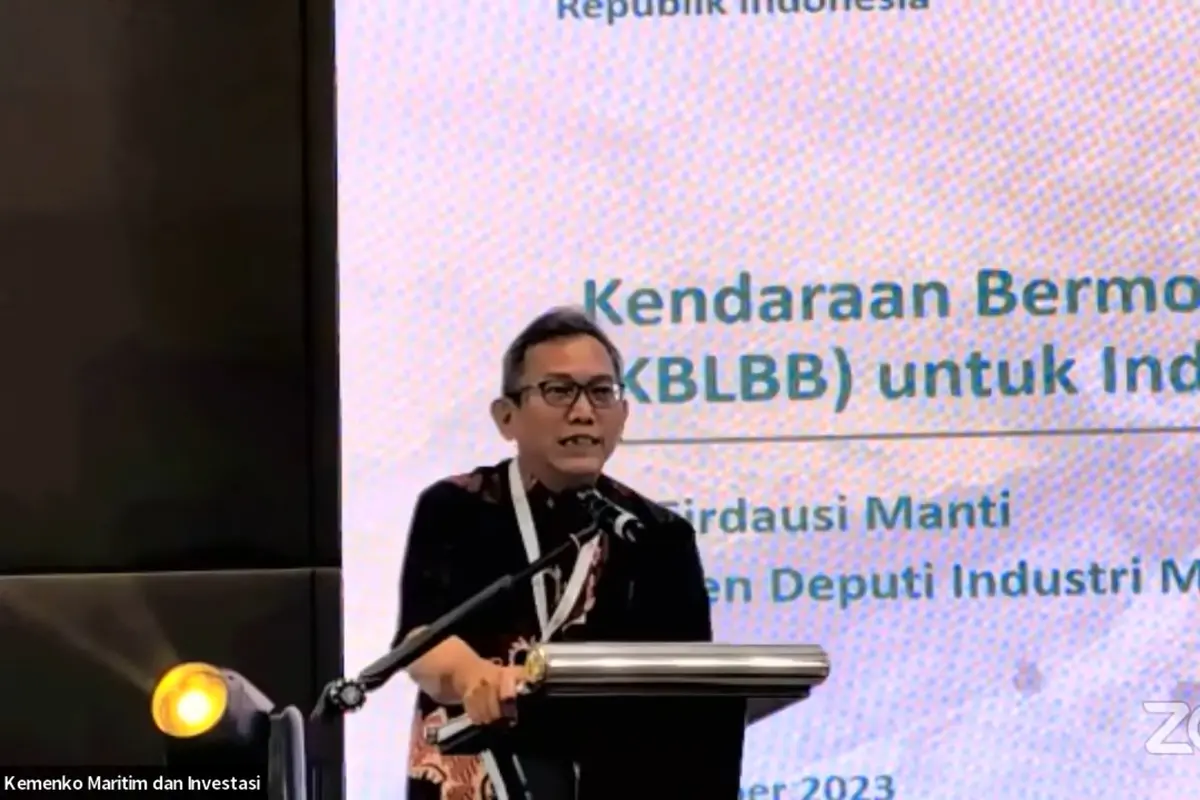 Asisten Deputi Industri Maritim dan Transportasi Kementerian Koordinator bidang Kemaritiman dan Investasi M Firdausi Manti dalam agenda Dekarbonisasi Sektor Transportsdi melalui Adopsi KBLBB, Jumat (17/11/2023). (Arief/Liputan6.com)