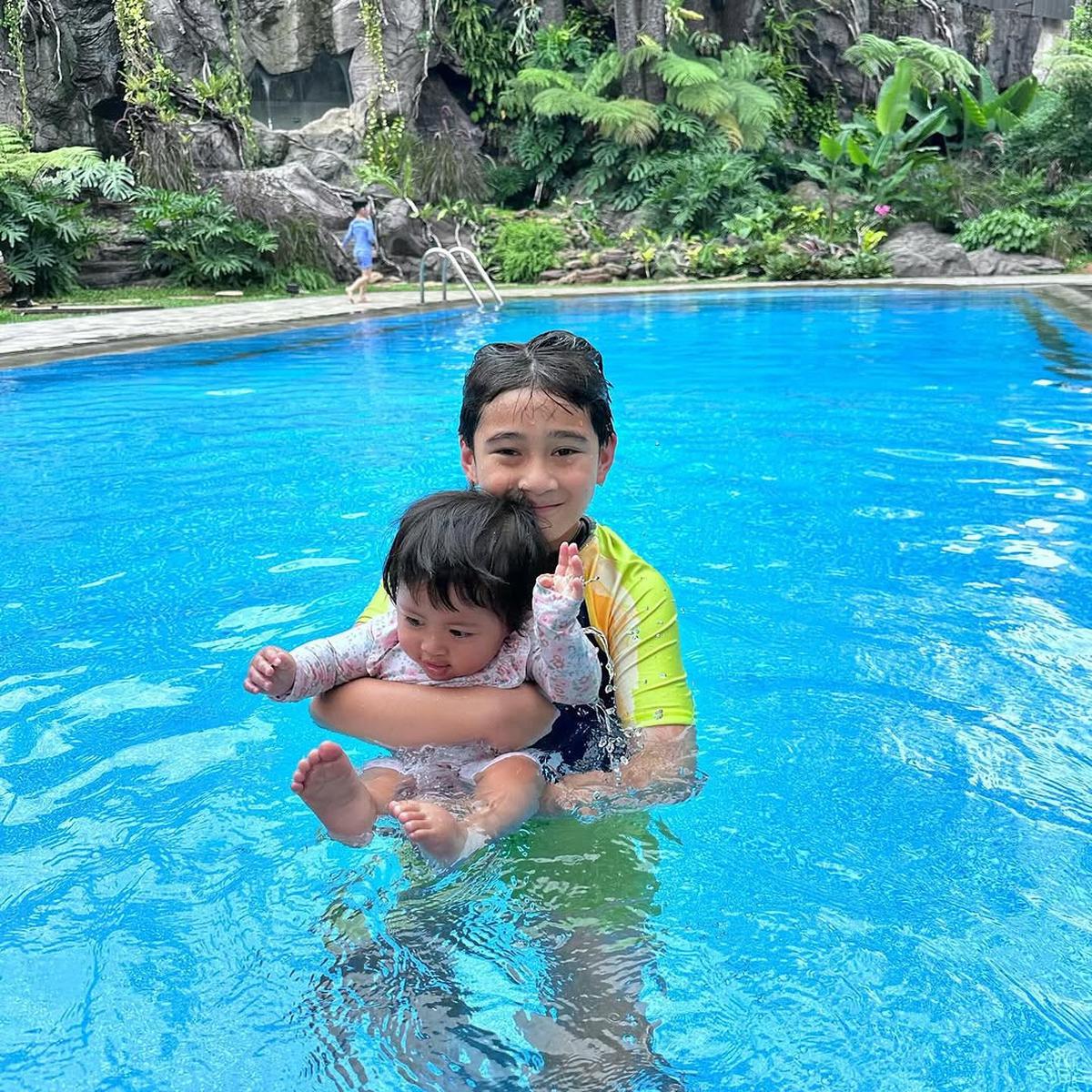 Potret Gemas Rafathar Ajak Lily Berenang, Jadi Kakak yang Sabar dan Jagain Banget Adiknya