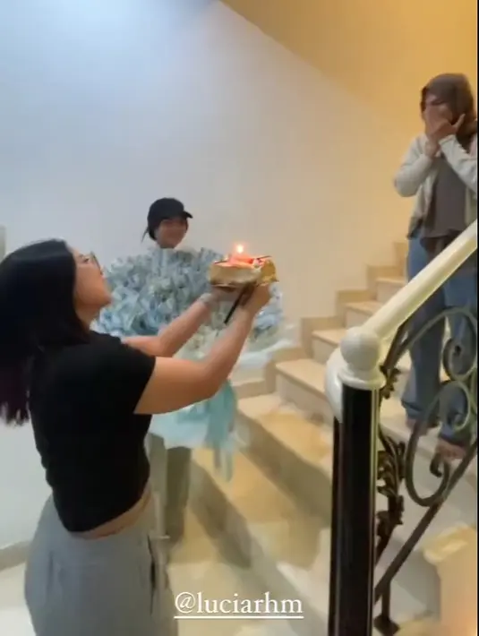 Belum sampai bawah, teman-temannya sudah menyanyikan lagu happy birthday. Luci tampak terharu hingga beberapa kali mengusap air mata. Fuji An tampak memegang buket uang yang ditaksir mencapai jutaan. Ia juga menuliskan pesan manis untuk asistennya yang berulang tahun. [Instagram/fujiasnaawi]