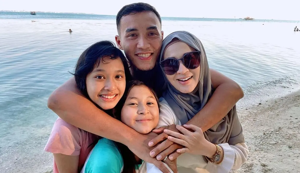 <p>Setelah menjadi perbincangan warganet, baru diketahui sebelum foto beredar, mantan istri Pasha Ungu itu telah ditalak oleh sang suami dengan alasan tak jelas. [Instagram/gunawandwicahyo13]</p>
