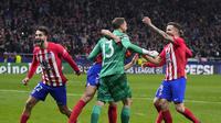 Para pemain Atletico Madrid merayakan kemenangan Liga Champions, babak 16 besar, pertandingan sepak bola leg kedua melawan Inter Milan di stadion Metropolitano di Madrid, Spanyol, Rabu, 13 Maret 2024. Atletico Madrid menang 3-2 dalam adu penalti. (Foto AP/Manu Fernandez)