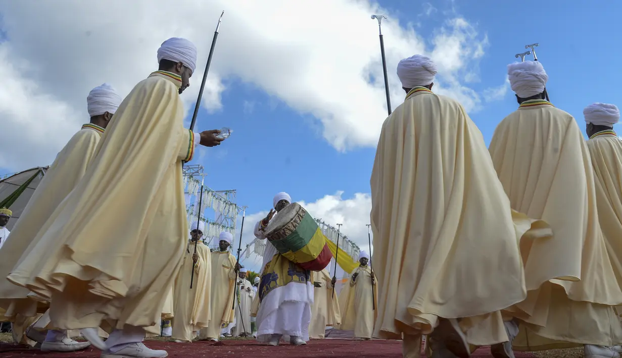 Umat Kristen Ortodoks Ethiopia menabuh genderang dan menyanyikan lagu-lagu religi untuk merayakan hari kedua festival Timkat, atau Epiphany, di ibu kota Addis Ababa, Ethiopia, Rabu (19/1/2022). Festival tahunan merayakan pembaptisan Yesus Kristus di Sungai Yordan. (AP Photo)