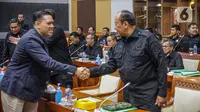 Wakil Kepala Badan Intelijen Negara (Waka BIN) Letnan Jenderal TNI (Purn) Teddy Lhaksmana Widya Kusuma berjabat tangan dengan anggota Komisi I DPR Dave Laksono (kiri) sebelum rapat kerja di kompleks Parlemen, Jakarta, Kamis (8/6/2023). (Liputan6.com/Faizal Fanani)