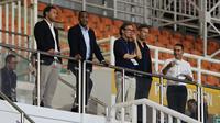 Patrick Kluivert bersama empat asistennya yang meliputi Alex Pastoor, Gerald Vanenburg, Denny Landzaat, dan Sjoerd Woudenberg hadir ketika Dewa United menjamu Persija di Stadion Pakansari, Kabupaten Bogor, pada Sabtu (8/2/2025) malam WIB. (Bola.com/Abdul Aziz)