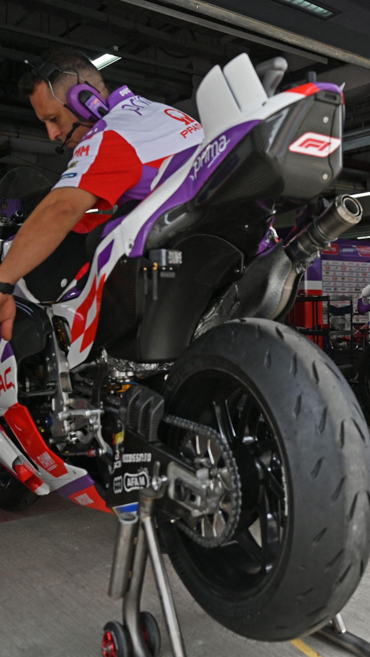 Race director MotoGP juga sempat memutuskan untuk mengurangi jumlah putaran di sesi sprint race dan sesi balapan utama di kelas utama MotoGP India imbas suhu panas dan tingginya kelembapan udara di Sirkuit Internasional Budh.