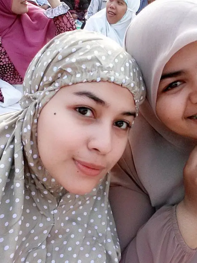 6 Potret Mona Rizqia, Putri Kadir Srimulat yang Berparas Khas Timur Tengah