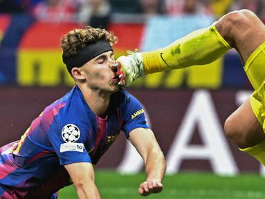 Laga perempat final Liga Champions antara Atletico Madrid dan Barcelona diwarnai insiden mengerikan yang melibatkan kiper Atletico, Juan Musso, dan pemain Barcelona, Fermin Lopez. (AFP/Javier Soriano)
