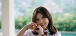 Ziva Magnolya tampil dengan seragam SD. [@zivamagnolya]