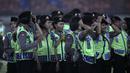 Polwan (Polisi Wanita) ikut dalam pengamanan Stadion Si Jalak Harupat dan juga pengamanan parade juara Piala Presiden 2015 di Kota Bandung, Minggu (25/10/2015). (Bola.com / Nicklas Hanoatubun)