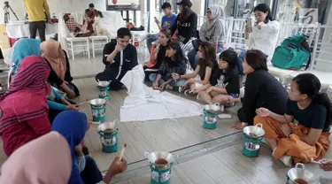 Perancang Batik asal Pekalongan Aditya Yusma mengajar kepada peserta kelas kreatif pada Rumah Kreatif BUMN (RKB) BNI Fest di Halal Park, Jakarta, Sabtu (27/7/2019). Acara dengan mengajak pengunjung digelar pada tanggal 27-28 Juli 2019. (Liputan6.com/HO/Rizki)