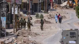 Mereka mendesak warga Palestina untuk mengungsi dari tempat tinggal mereka di kamp pengungsi Tulkarem di Tepi Barat yang diduduki. (Jaafar ASHTIYEH/AFP)