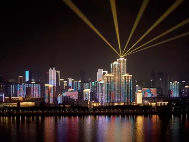 Pemandangan malam hari Kota Wuhan yang terletak di Provinsi Hubei, China tengah (13/4/2020). Pertunjukan cahaya bertema "perjuangan melawan COVID-19" digelar setiap malam di Wuhan baru-baru ini. (Xinhua/Wang Yuguo)