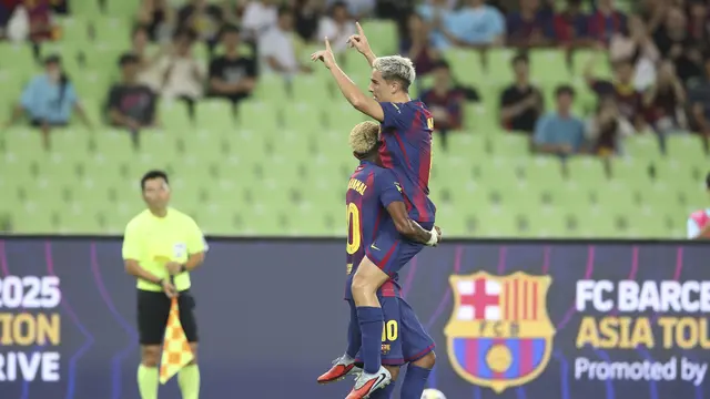 Gavi dari Barcelona merayakan gol bersama rekannya, Lamine Yamal