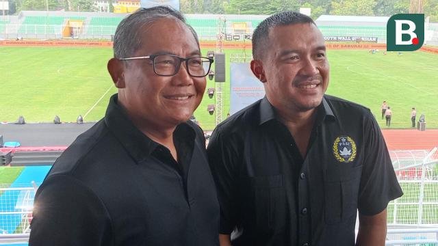 Chief Operating Officer Bhayangkara Presisi Lampung FC, Sumardji (Kiri)