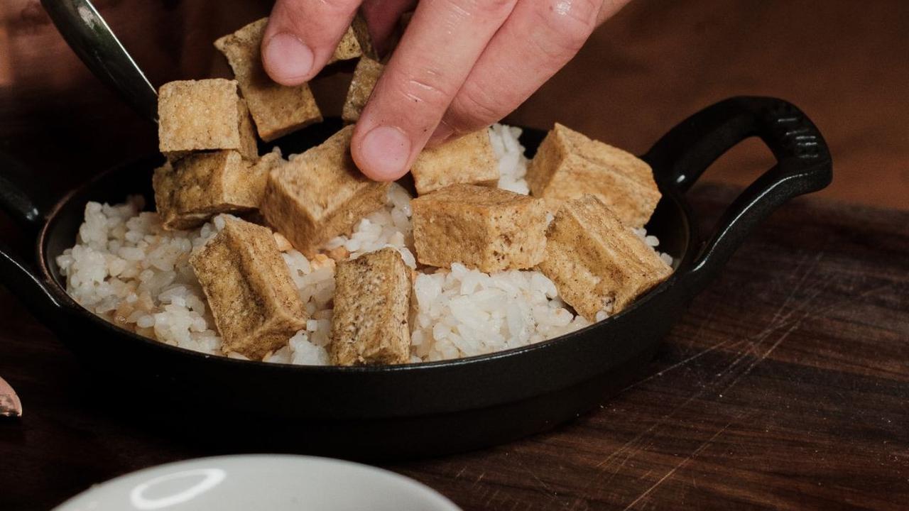 Tahu isi adalah salah satu kudapan tradisional Indonesia yang telah menjadi favorit banyak orang. Berasal dari bahan dasar tahu yang dibuat dari kedelai, tahu kemudian diisi dengan campuran beragam bahan seperti sayuran, daging, dan rempah-rempah.