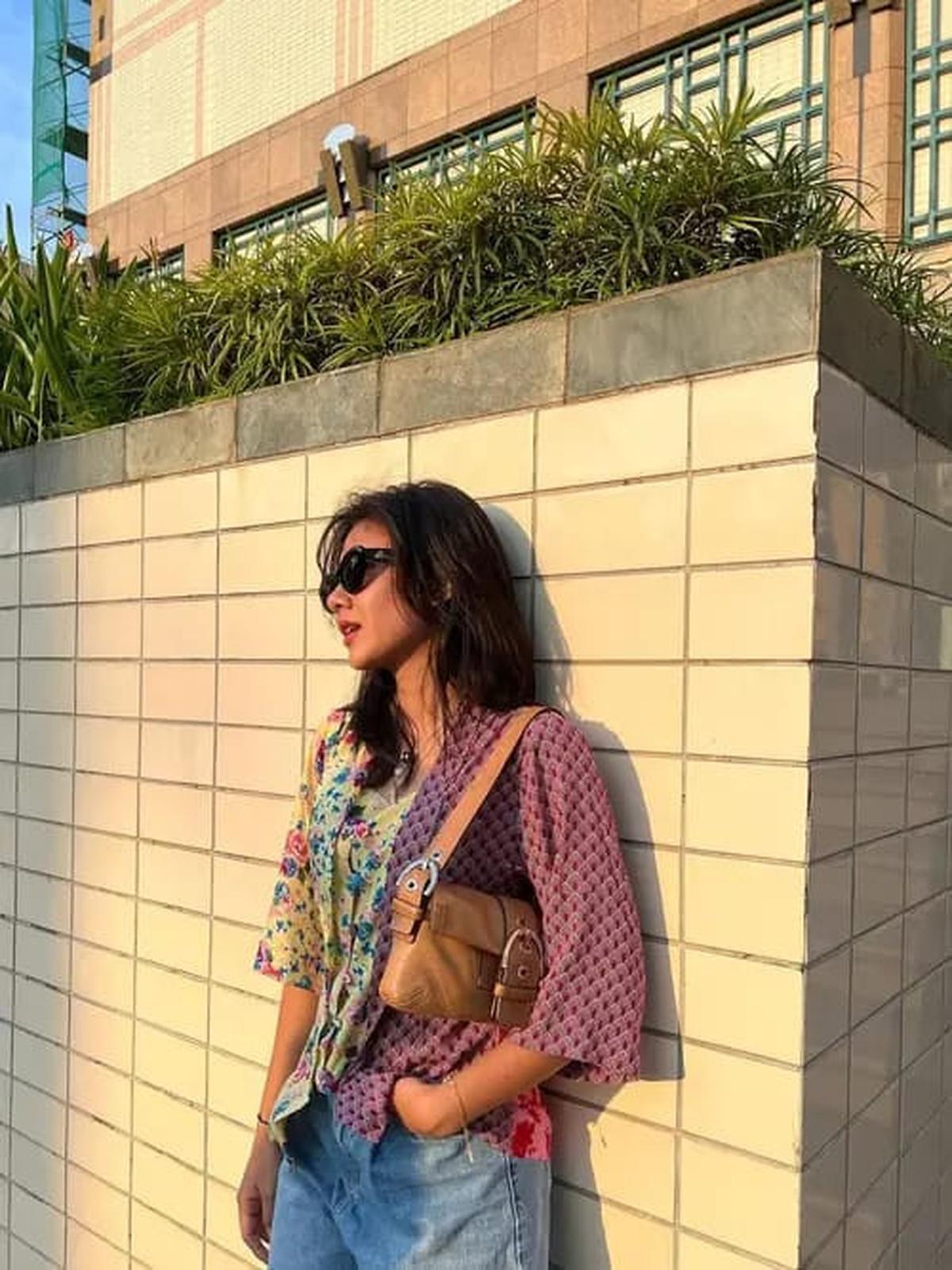Potret Shenina Cinnamon Padukan Gaya Casual dan Vintage, Tetap Stylish