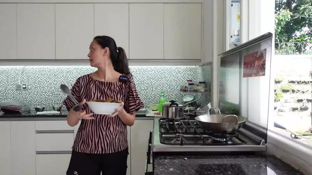 Della Puspita Vakum dari Dunia Entertainment, Cek Kondisi Dapur Mewahnya yang Elegan dan Luas
