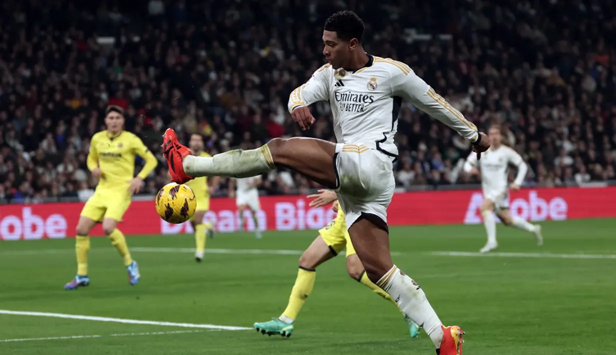 Kendati menang, Los Blancos harus kehilangan bek David Alaba karena cedera lutut serius yang parah. (Thomas COEX/AFP)