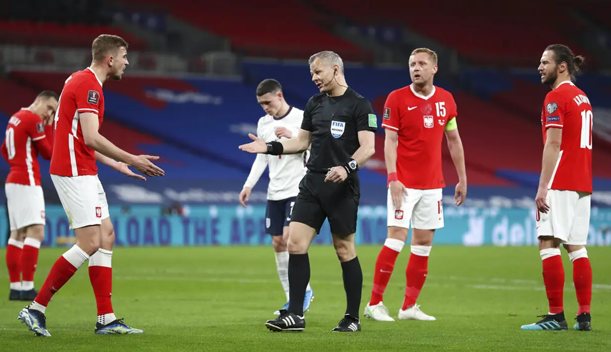 Para pemain Polandia mengeluh setelah wasit Bjorn Kuipers menghadiahkan penalti kepada Inggris pada pertandingan Grup I kualifikasi Piala Dunia 2022 di Stadion Wembley, London, Inggris, Rabu (31/3/2021). Inggris menang dengan skor 2-1. (Catherine Ivill, Pool via AP)