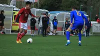 Penyerang Timnas Indonesia U-19, Witan Sulaeman, saat berhadapan dengan pemain Bosnia dan Herzegovina ketika beruji coba di Stadion Igraliste NK Polet, Sveti Martin na Mauri, Jumat (25/9/2020) malam WIB. (Dok. PSSI)
