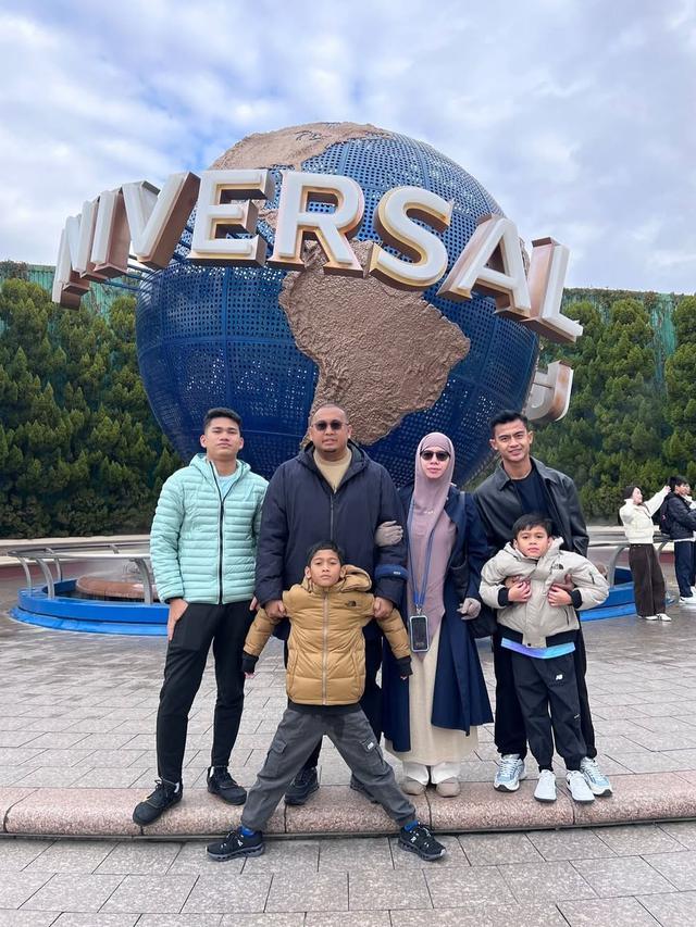 6 Potret Seru Pratama Arhan Liburan Tahun Baru di Jepang Bareng Keluarga Istri