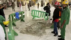Petugas berdiri di dekat kerusakan yang disebabkan jatuhnya alat berat proyek (crane) di Masjidil Haram, Mekkah, Jumat (11/9/2015). Sebanyak 107 orang dilaporkan tewas, termasuk warga negara Indonesia. (REUTERS/Stringer)