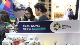 Pengunjung melihat pernak-pernik resmi Asian Games 2018 usai diluncurkan di Senayan City, Jakarta, Jumat (23/3). Peluncuran tersebut bertujuan untuk memenuhi keinginan publik akan pernak-pernik Asian Games. (Liputan6.com/Angga Yuniar)