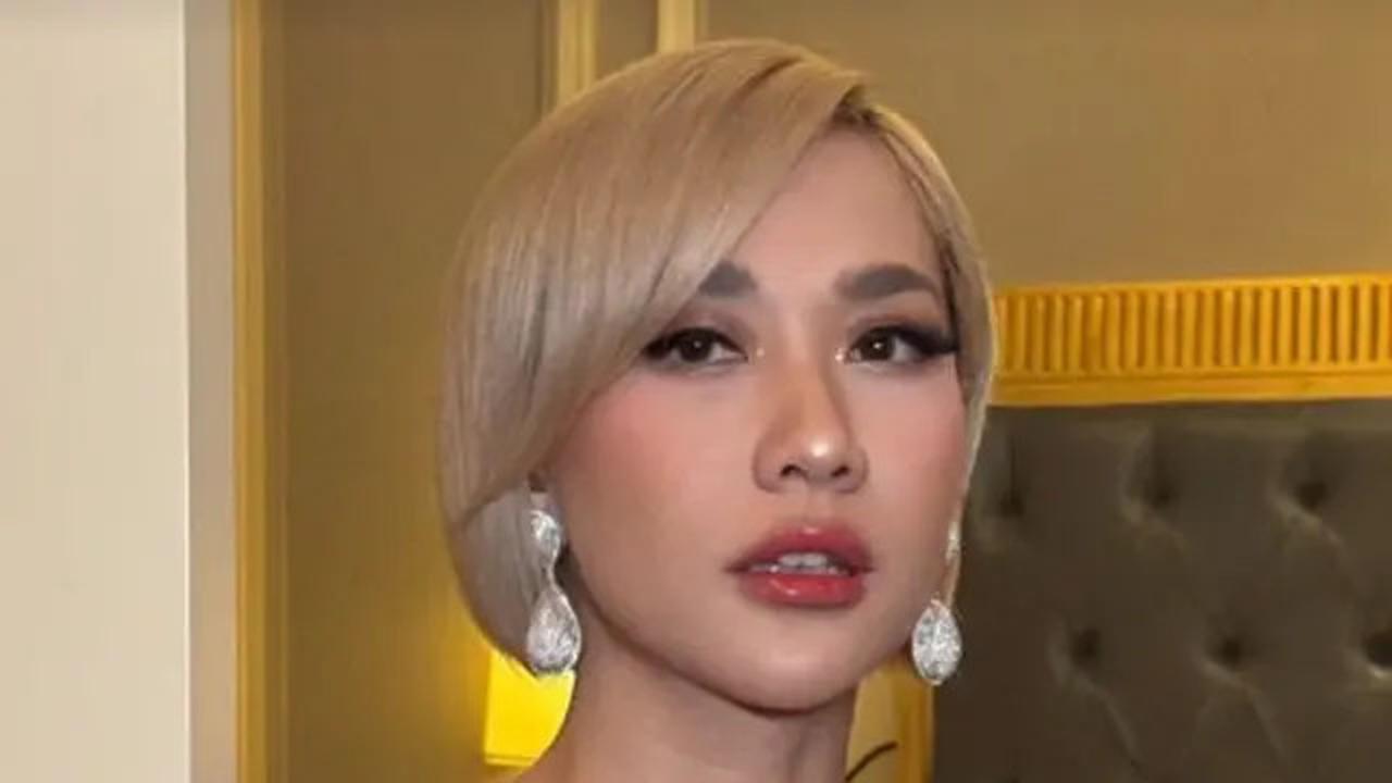 Gaya BCL Pakai Dress Merah Panjang Belah Samping, Tampak Anggun dengan Detail Elegan