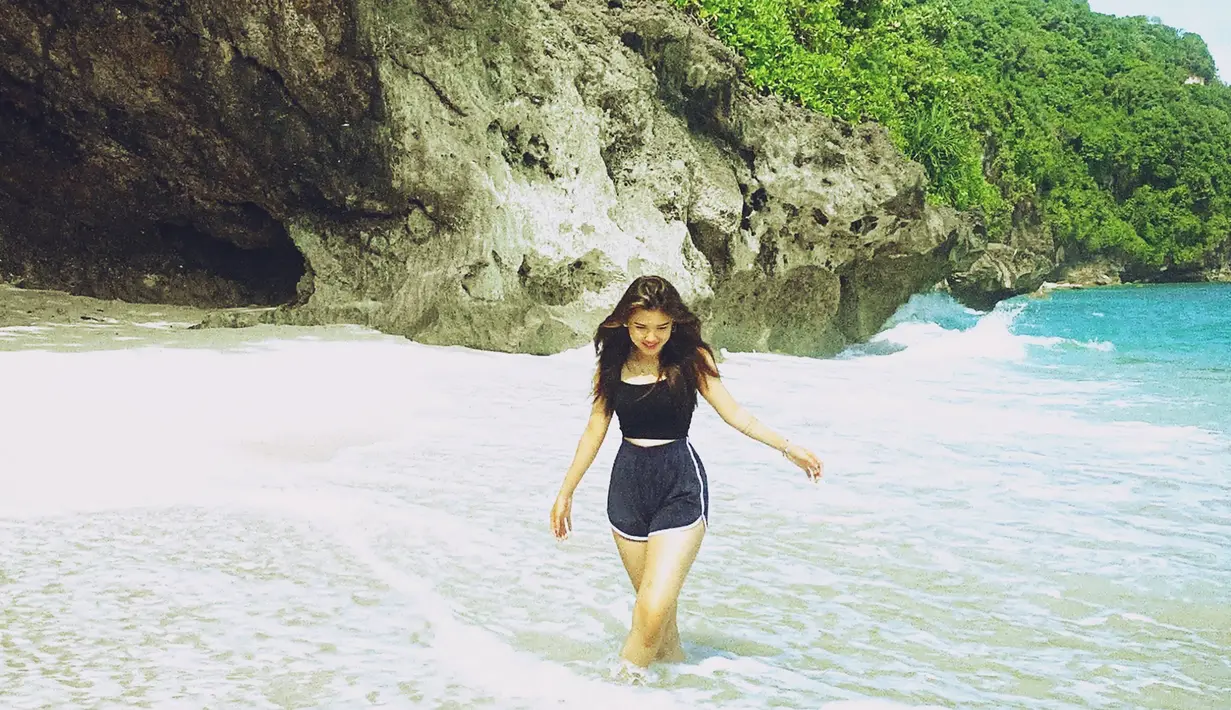 Kerap tampil off-air di berbagai wilayah di Indonesia, dalam kesempatan tersebut, wanita kelahiran Cimahi ini menyempatkan untuk mampir ke tempat wisata daerah tersebut. Salah satu lokasi wisata yang kerap ia kunjungi ialah ke pantai. (Liputan6.com/IG/@shakirajsmn)
