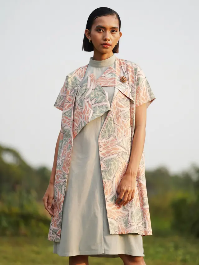 Outer Batik Panjang dengan Dress Polos untuk Kondangan Outdoor (Foto: Reve Art AI)