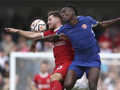 Penyerang Chelsea Nikolas Jackson berebut bola dengan gelandang Liverpool Alexis Mac Allister  pada pekan pembuka Liga Inggris 2023/2024 di Stamford Bridge, Senin (14/8/2023) dini hari WIB.  (AP Photo/Ian Walton)